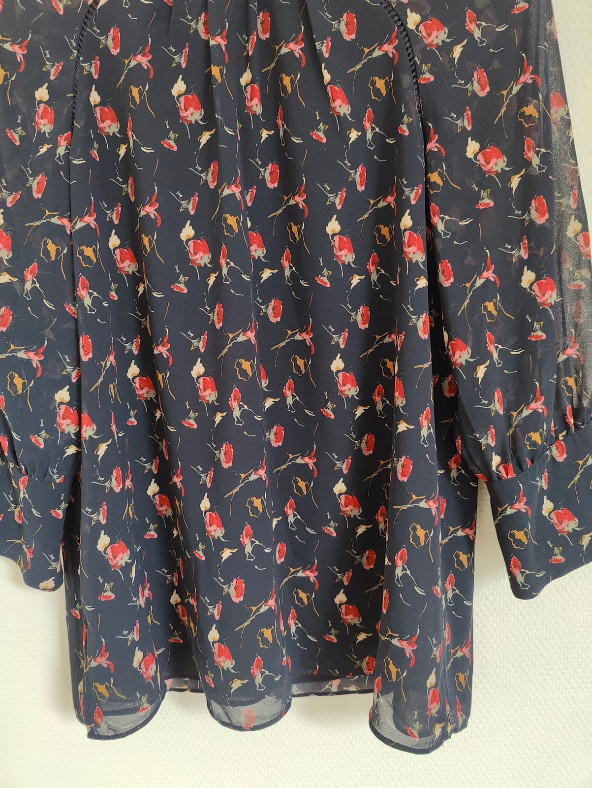 Blouse REISS bleu marine à imprimé floral – Taille M — photo 4