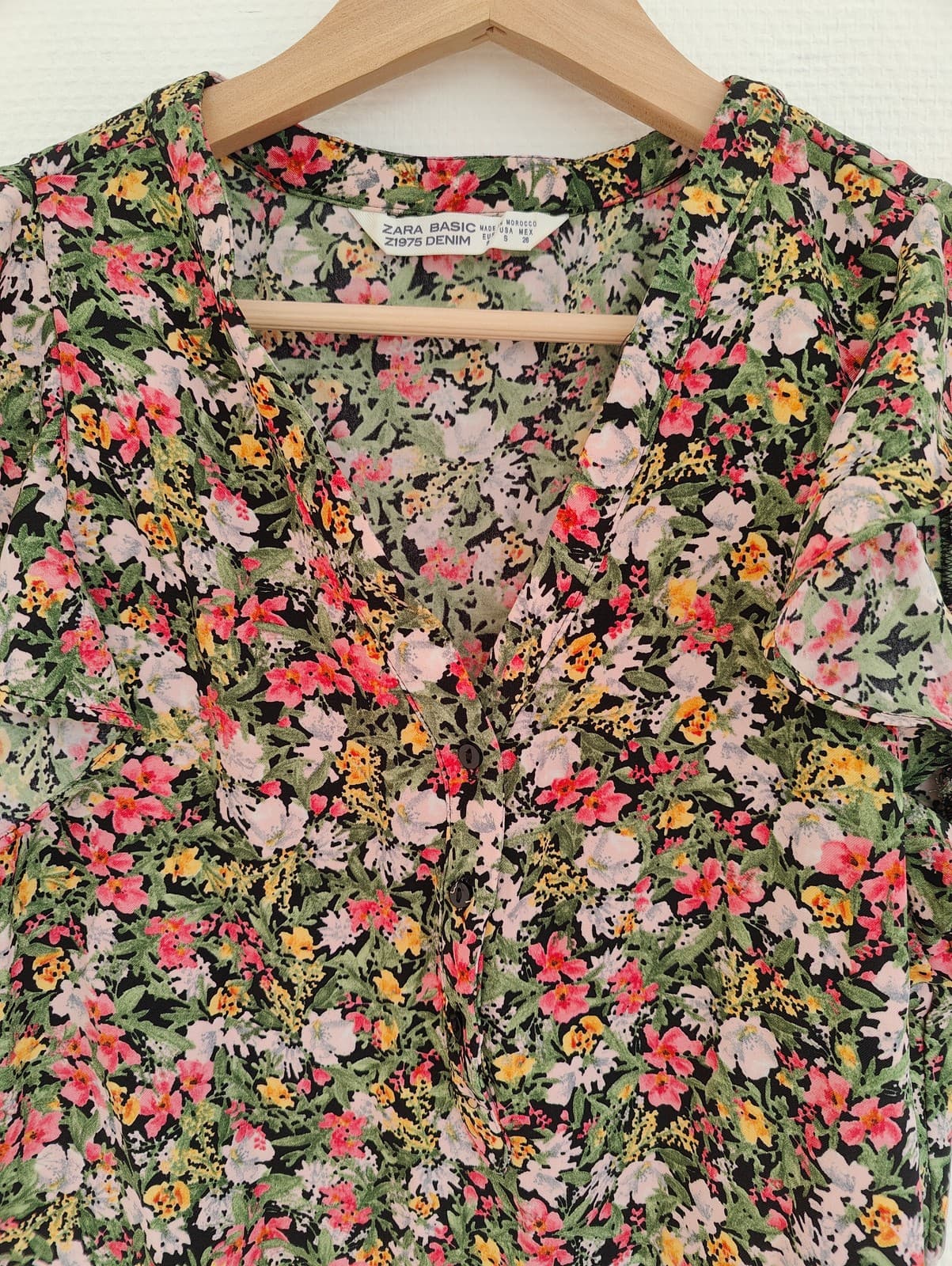 Blouse fleurie noire à volants et col V  Zara – Taille S — photo 3