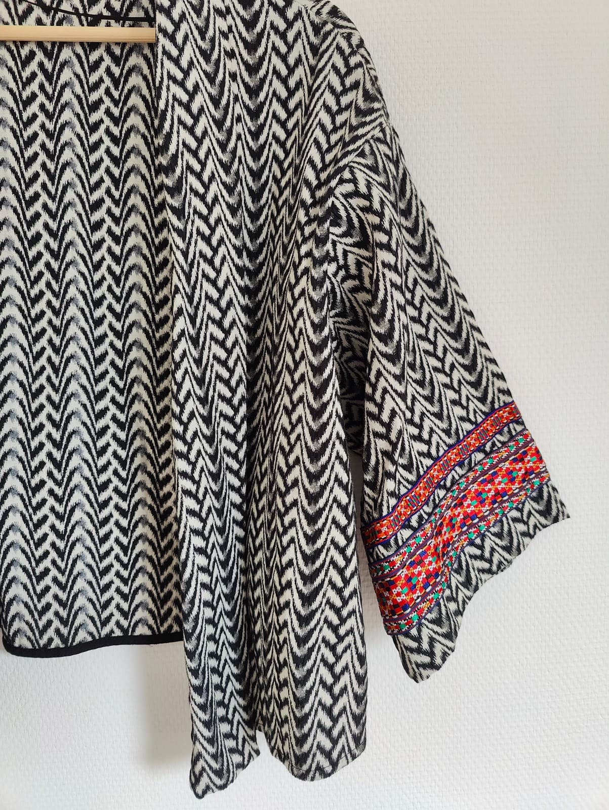 Veste kimono chevrons noir et blanc brodée Zara – Taille M — photo 4
