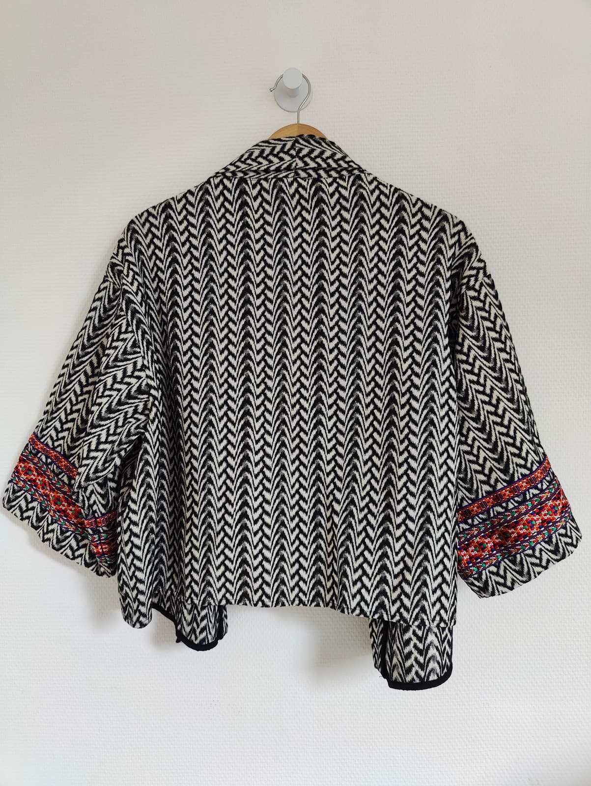 Veste kimono chevrons noir et blanc brodée Zara – Taille M — photo 6