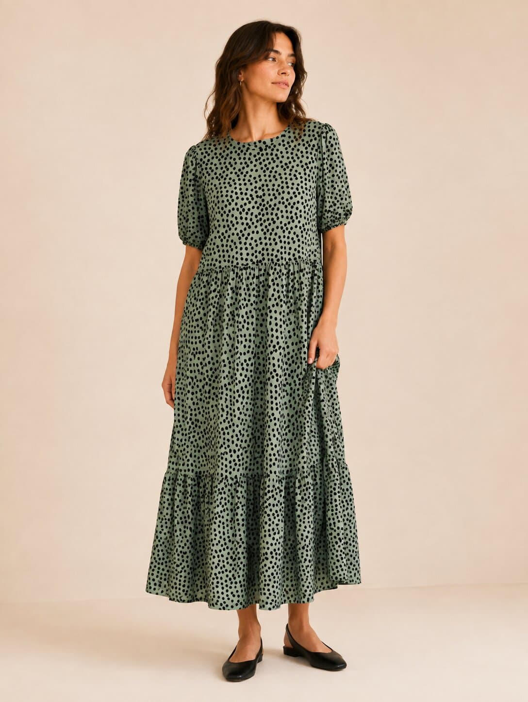 Robe longue Stradivarius vert sauge à pois noirs – Taille L